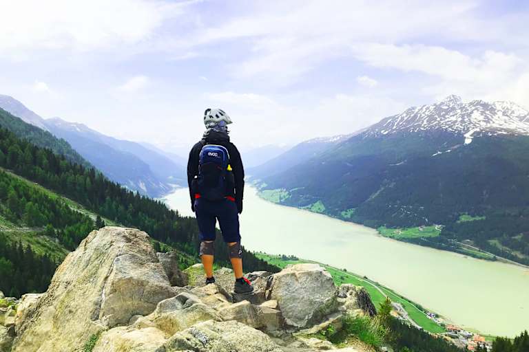 Beliebtes Fotomotiv und genialer Blick auf den Reschensee vom Plamort-Trail