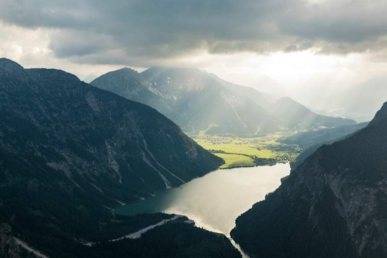 Alpenszene: Plansee im Bezirk Reutte in Tirol