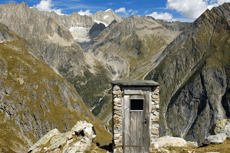 Plumpsklo bei der Wiwannihütte im Wallis in der Schweiz