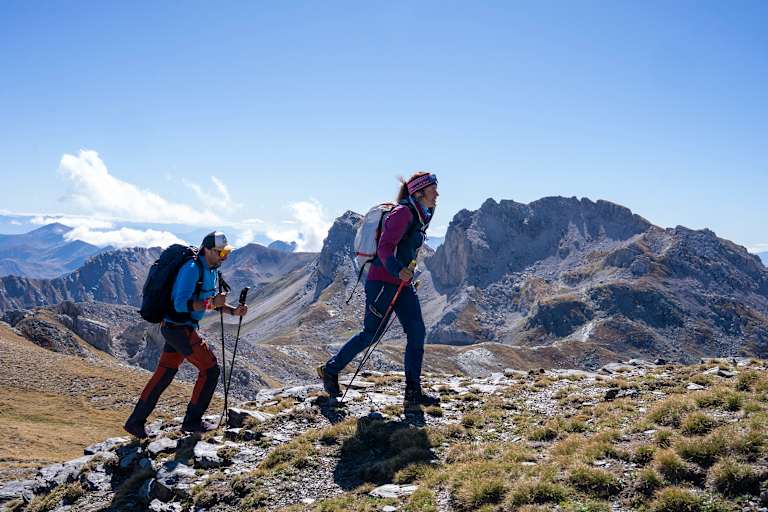 Tamara Lunger und Medoti Chilimanov im Aufstieg in Albanien, Bergkulisse und blauer Himmel