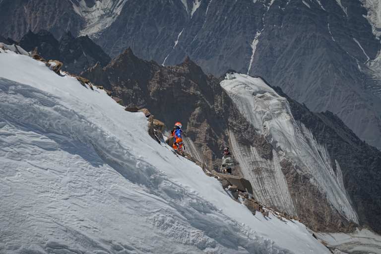 Die Alpinisten Lukas Wörle und Ales Cesen klettern im Karakorum