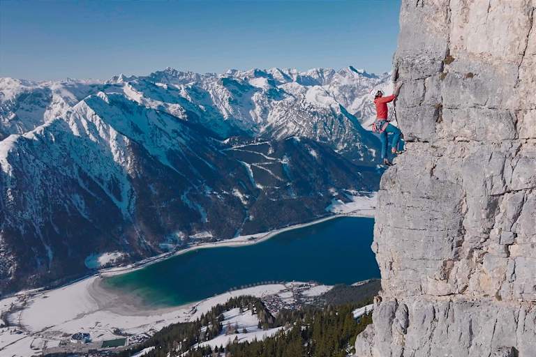Kletterer am Achensee im Winter