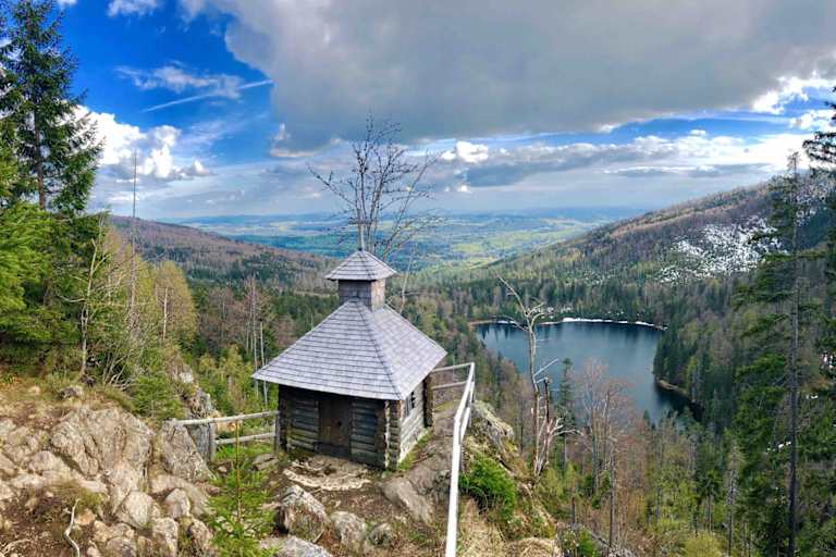 Blick von der Rachelkapelle auf den Rachelsee.