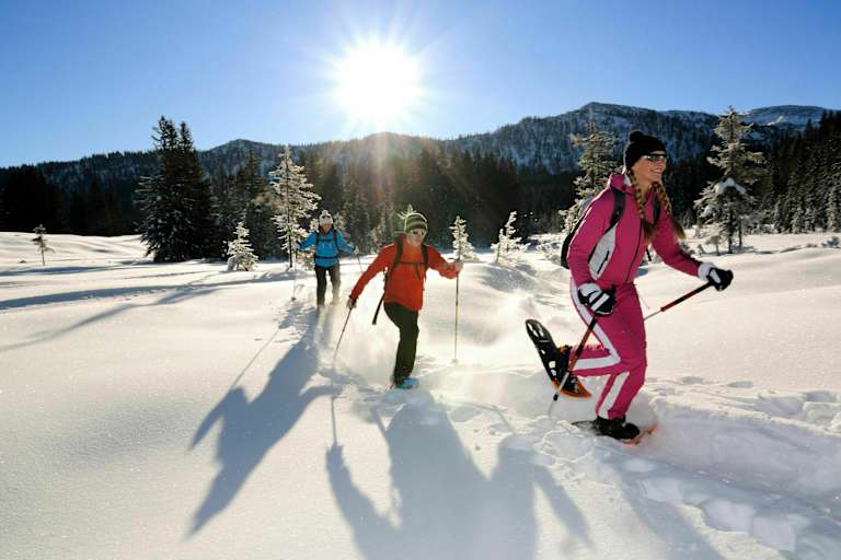 Schneeschuhwanderer bei Reit im Winkl im bayerischen Chiemgau