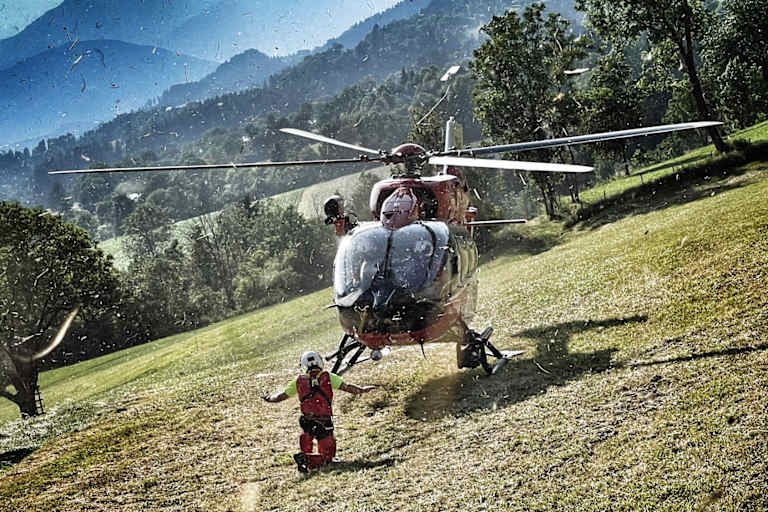 Rettungshubschrauber im Einsatz bei einem Unfall