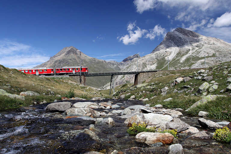 Zug auf dem Berninapass, Wildwestbruecke, Alp Bondo