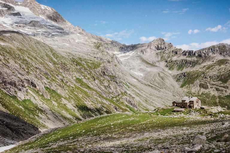 Die Hütte eingebettet in das Panorama der Reichenspitzgruppe