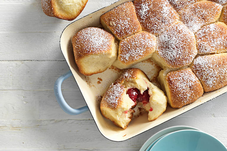 Buchteln, auch Wuchteln oder Rohrnudeln genannt, in einer Auflaufform