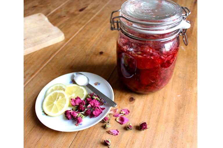 Selbstgemachter Rosensirup
