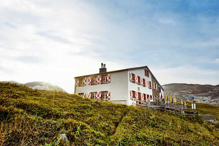 Die Rugghubelhütte im Sonnenschein.