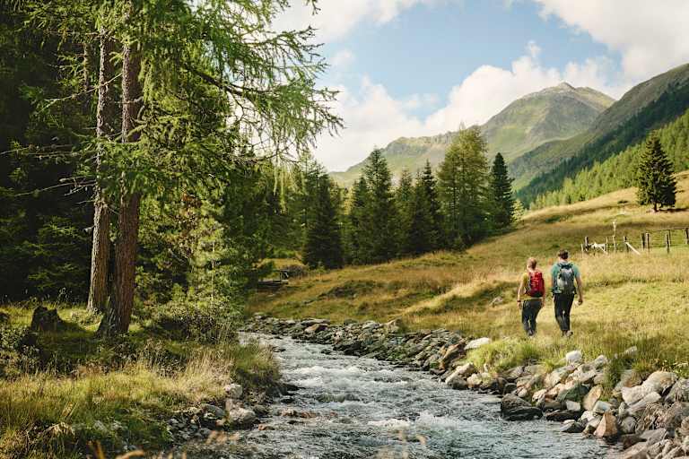 Der perfekte Begleiter: Der Rantenbach sorgt für Erfrischung und Abkühlung entlang des Wanderweges. Zusätzlich dient er als natürlicher Wegweiser durch das Rantental.