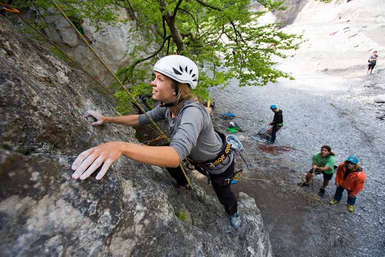 SAAC Kletter-Camps: Frau am Fels