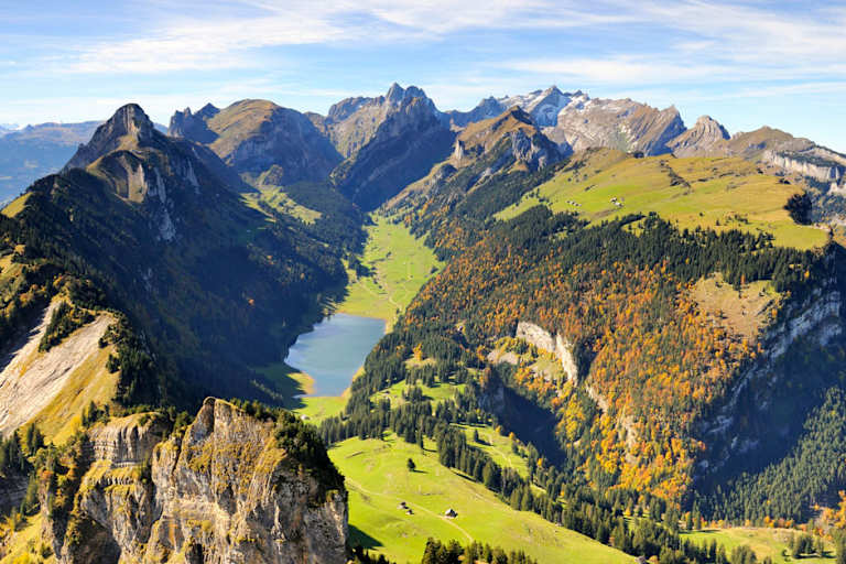 Blick vom Hohen Kasten über den Stauberenfirst (1.693 m), hinab zum Sämtisersee in Appenzell-Innerrhoden