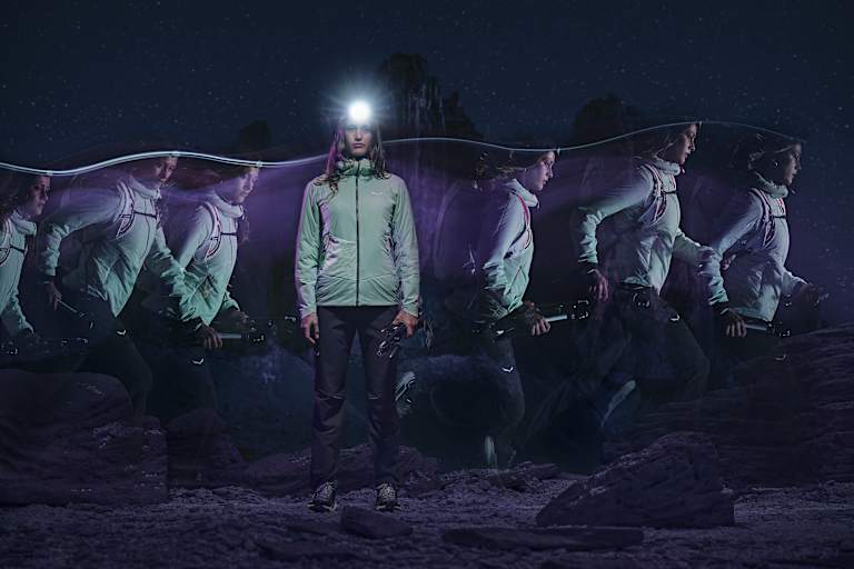 bild bei nacht, frau läuft mit salewa gewand im dunklen mit stirnlampe