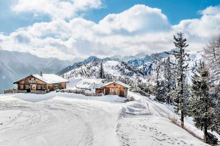 Die Hochwurzenhütte eingebettet in ein winterliches Panorama