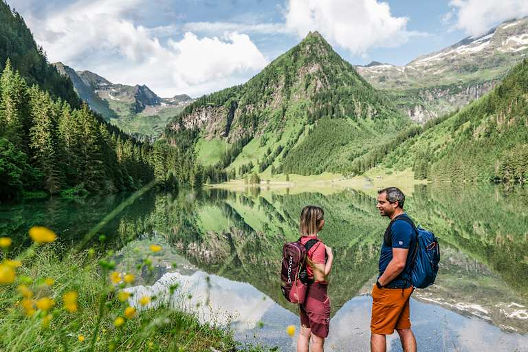 Inmitten der Schladminger Tauern begrüßt der Schwarzensee Naturliebhaber und Genießer.