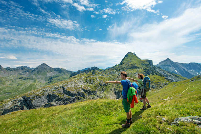 Zwei Wanderer am Schladminger Höhenweg in der Steiermark