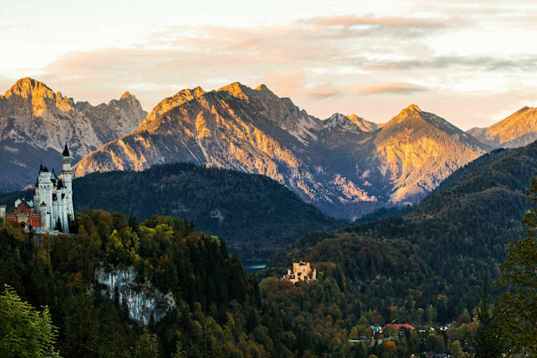 Blick ins Allgäu in Bayern: Schloss Neuschwanstein im Morgenlicht