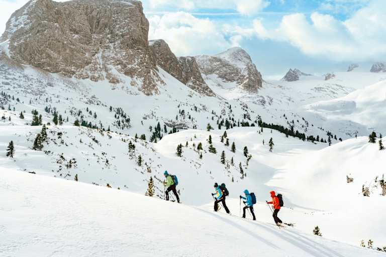 Schneeschuhwanderer auf den unbefleckten Wegen des Dachsteins.