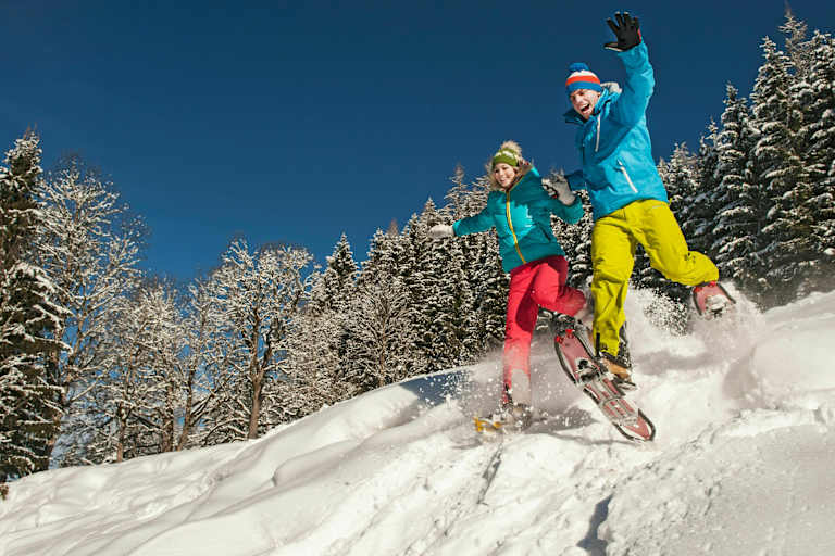 Winterfreuden: Schneeschuhwanderer in Altenmarkt-Zauchensee in Salzburg