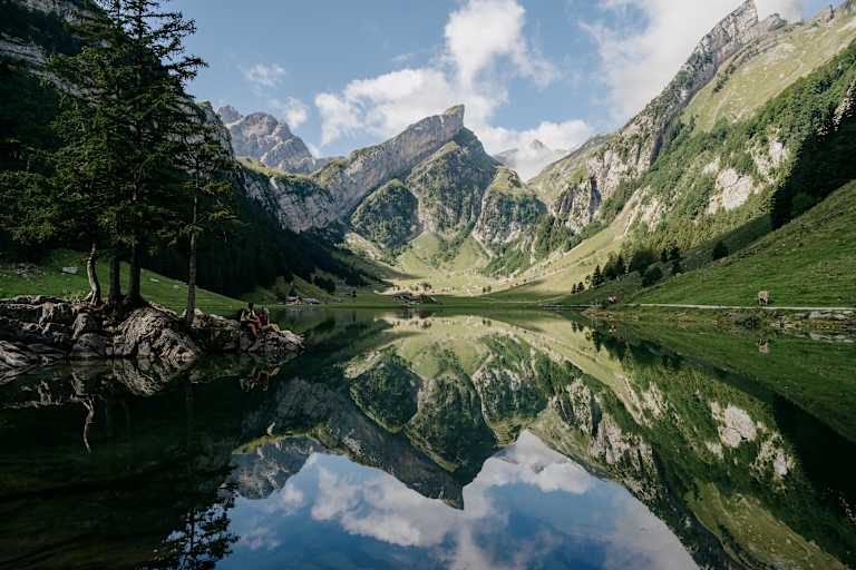 Der Seealpsee in der Schweiz - Berge spiegeln sich in der glatten Seeoberfläche