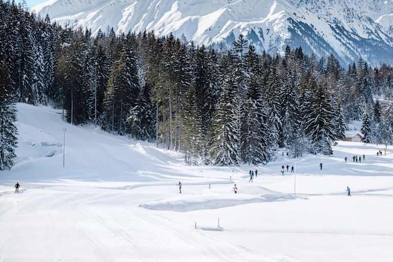 Sportler beim Skating am See.