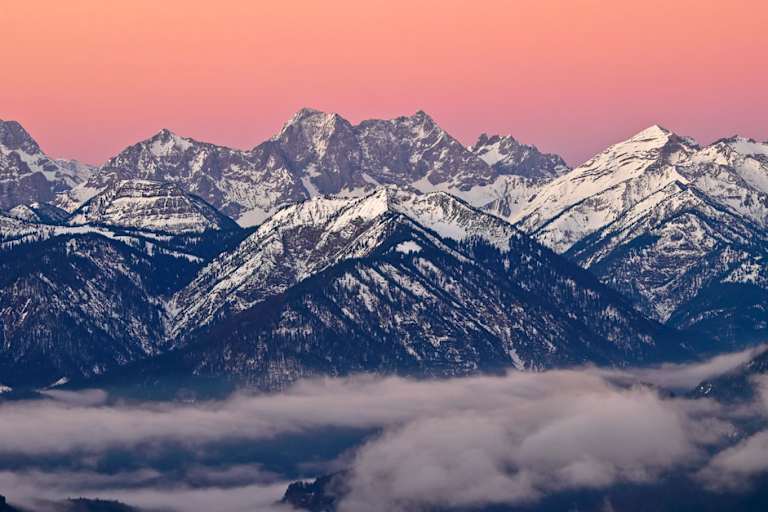 So könnten die Bayerischen Voralpen dieses Wochenende aussehen: Blick vom Seekarkreuz auf die Hochkarspitze, den Wörner, die westliche Karwendelspitze und Soiernspitze