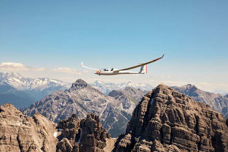 Flugzeuge im Hangar.