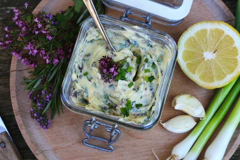 Selbstgemacht: Kräuterbutter aus heimischen Wildkräutern