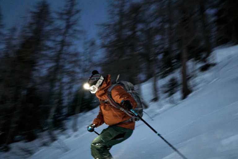 Eine Stirnlampe sollte bei einer nächtlichen Skitour immer dabei sein