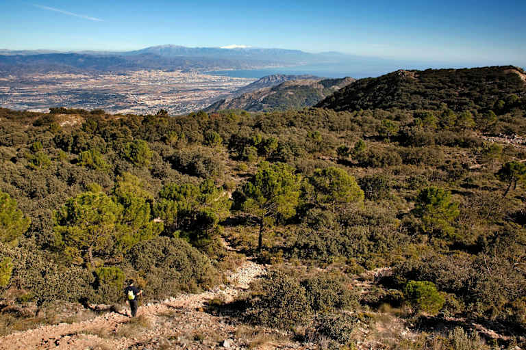 Blick vom Gebirge der Sierra de Mijas über Málaga in Andalusien