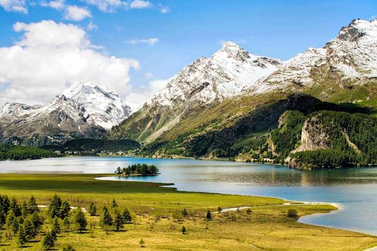 Der Silser See im Oberengadin in der Schweiz