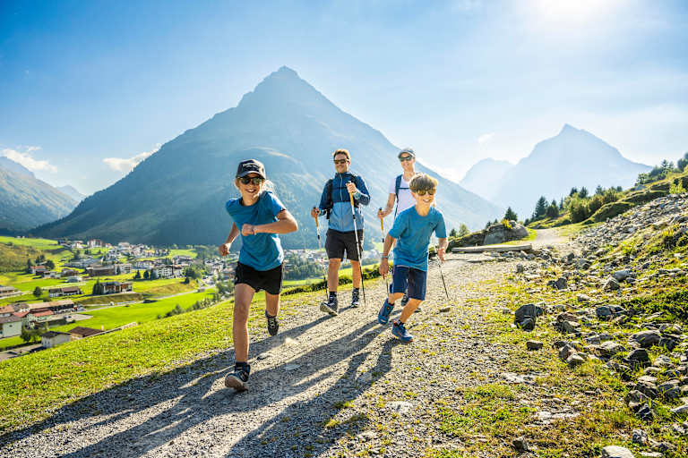 Eine Familie wandert in Paznaun Ischgl.