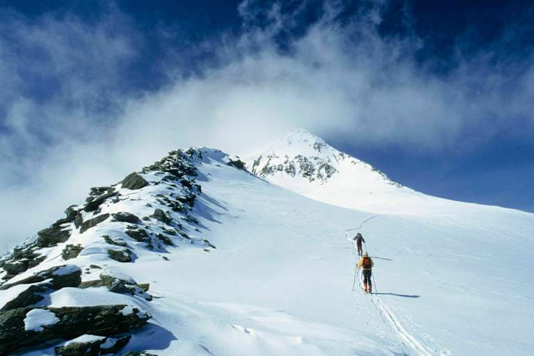 Skitourengeher am Similaun im Schnalstal an der Grenze von Tirol und Südtirol
