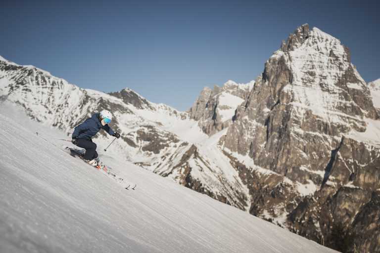 Schifahren in Ladurns in Südtirol mit Bergmassiv im Hintergrund.