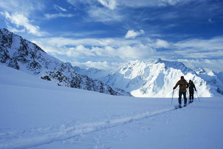 Skitourengeher: Zur Finstertaler Scharte in den Stubaier Alpen in Tirol