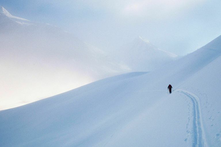 Wintersport: Skitourengeher im freien Gelände
