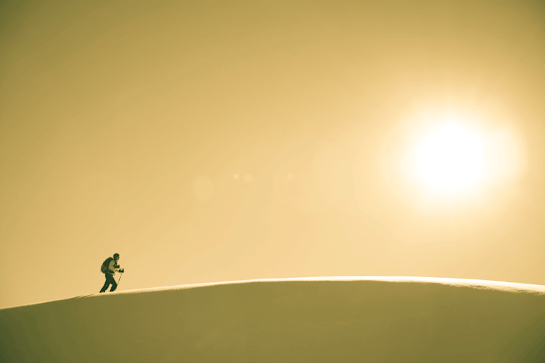 Mystische Lichtstimmung, während dem Aufstieg zur Rauthütte oberhalb von Seefeld in Tirol