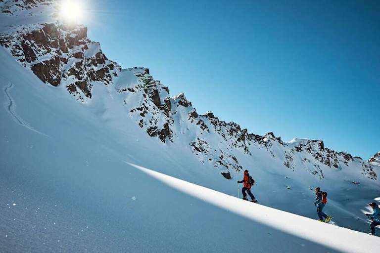 Skitourengeher im freien Gelände