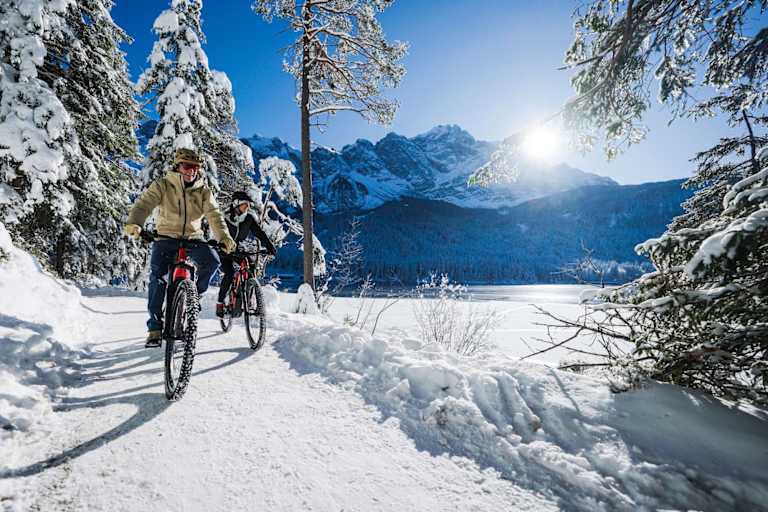 Radfahren im Winter? Das Hotel Eibsee lockt mit einem außergewöhnlichen Aktivprogramm.