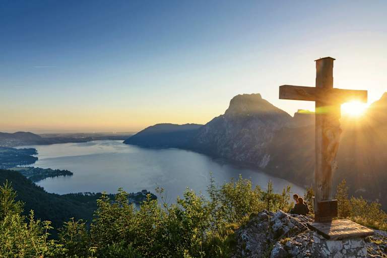 Blick vom Kleinen Sonnstein über den Traunsee im oberösterreichischen Salzkammergut