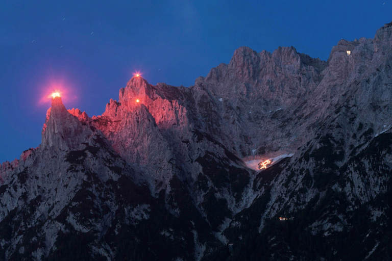 Sonnwendfeuer: Blick aus Mittenwald in Bayern ins Karwendel