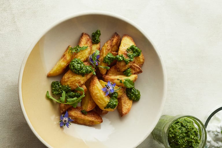 Rezept: Löwenzahn-Pistou mit Ofenkartoffeln