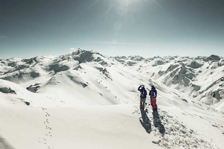 Die beiden genießen den Ausblick in die Zillertaler Alpen.