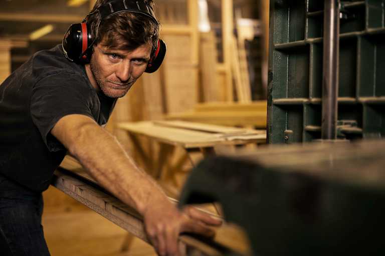 Skiherstellung in Handarbeit bei SPURart