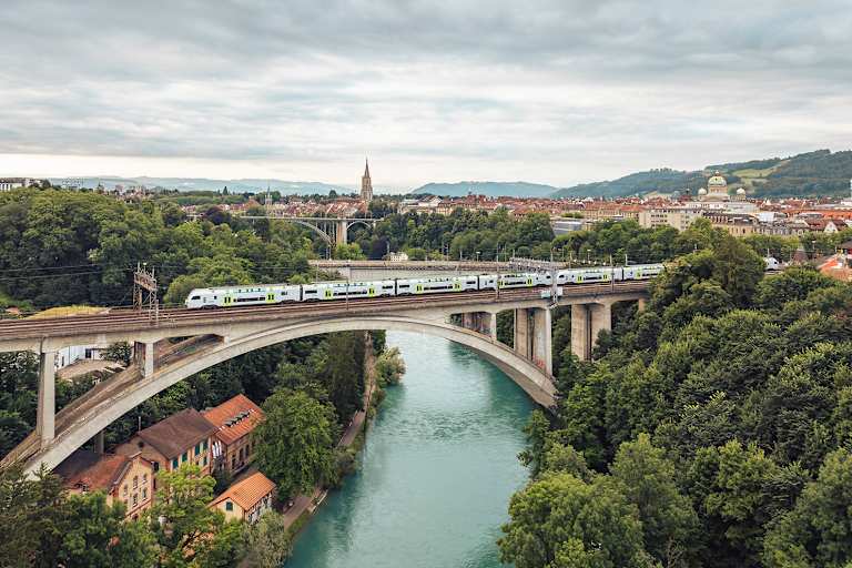Die Bahn führt über das imposante Lorraineviadukt direkt ins Herz von Bern.