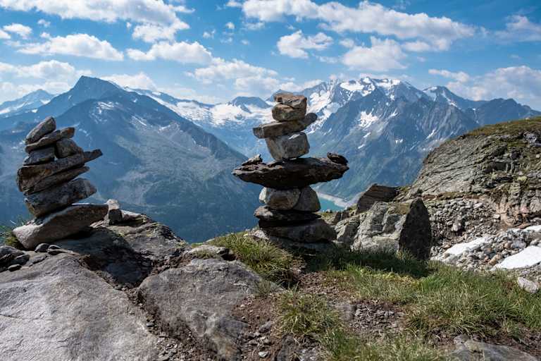 Zwei Steinmännchen weisen den Weg
