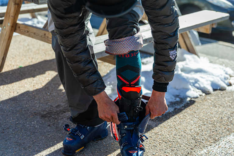 Die Kompressionstechnologie der Skisocken-Modellen von STOX stimulieren die Blutzirkulation zwischen den Unterschenkeln und dem Herzen.