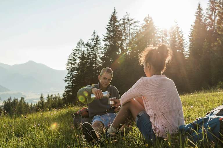 Wanderer beim Rasten im Tannheimer Tal in Tirol