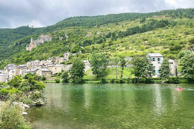 Der Tarn schlängelt sich durch unberührte Landschaften und steinerne Dörfer.